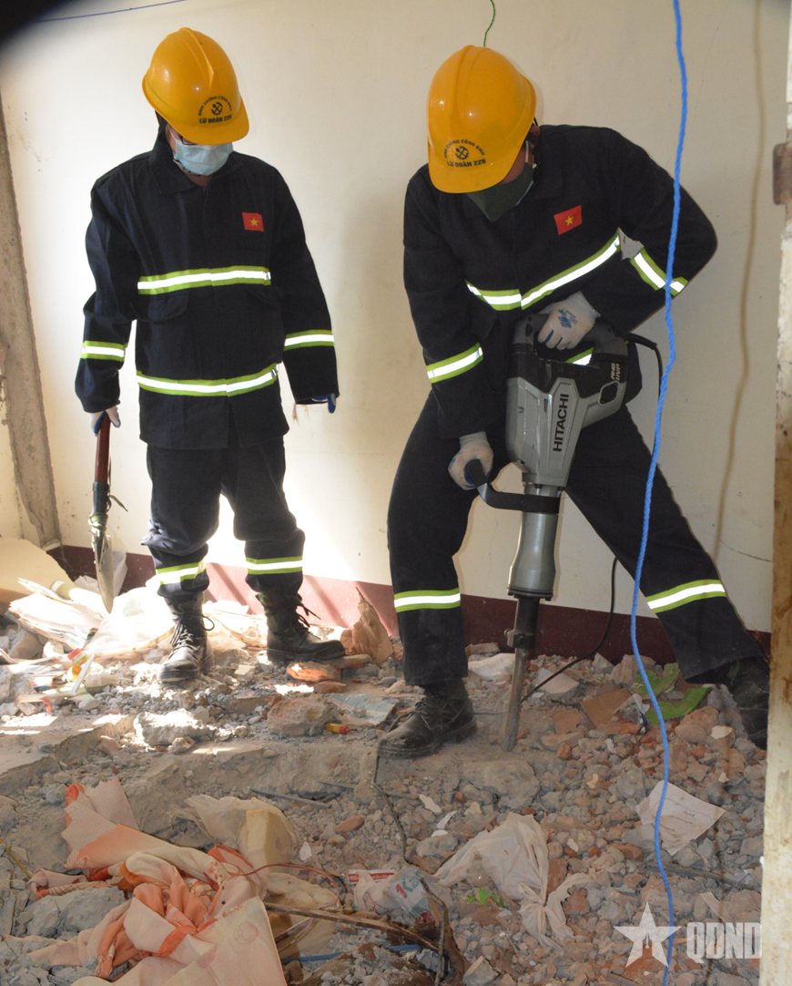 Tìm kiếm và đưa thi thể 5 nạn nhân ra khỏi đống đổ nát